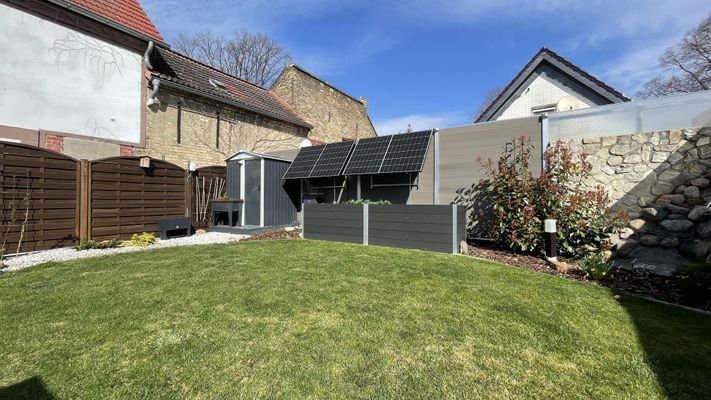 Garten mit PV-Anlage