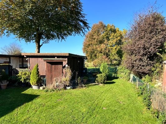 Rückwärtiger Garten mit Laube