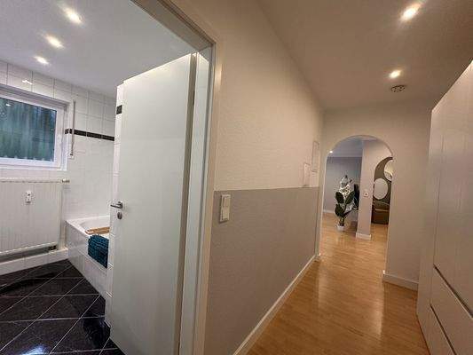 Flur und Tageslichtbad