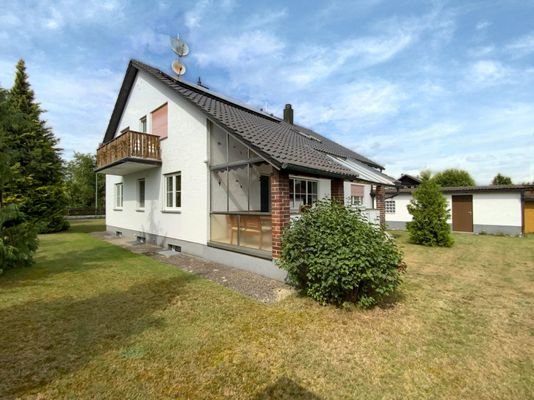 Ansicht mit überdachter Terrasse und Balkon