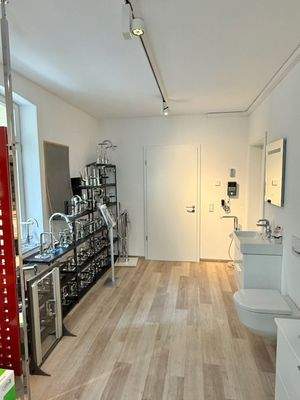 Ausstellungsraum / Büro 2