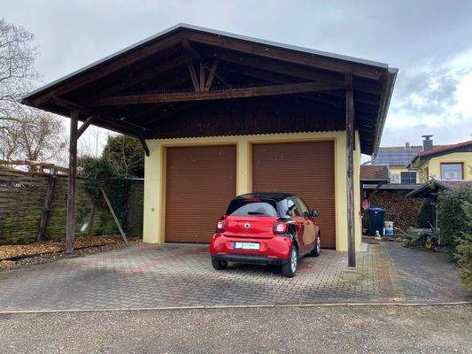 Aufstellfläche vor der Garage.jpeg