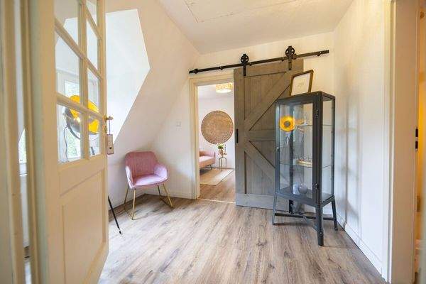 Heller Flur mit moderner Gestaltung