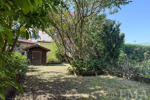 Teilansicht Garten mit Haus für die Gartenwasserpumpe