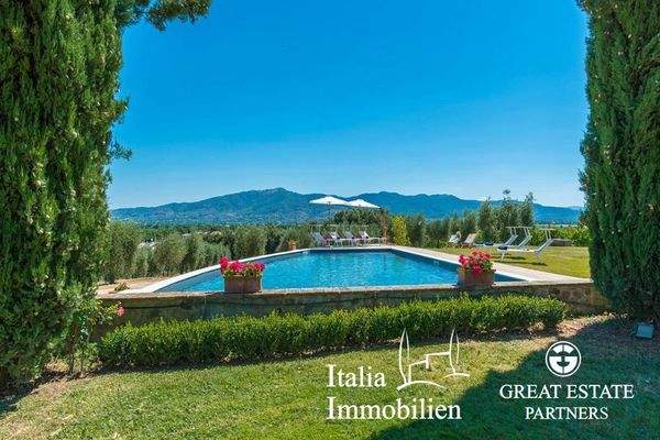 Schöne helle Villa in herrlicher Lage mit Türmchen, Pool, Weinberg und Olivenhain