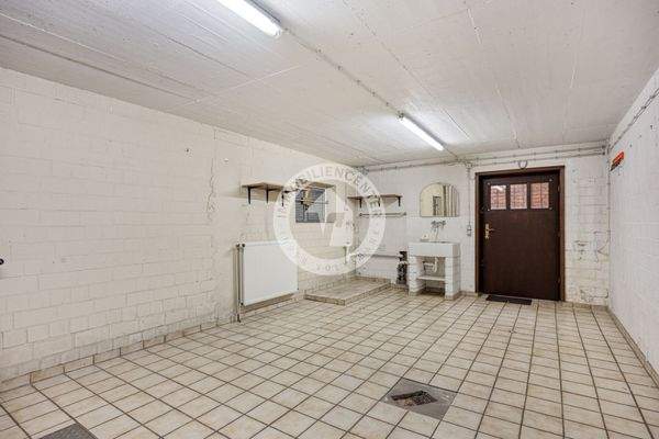 Der Blick in den großen Kellerraum mit Zugang zum Garten