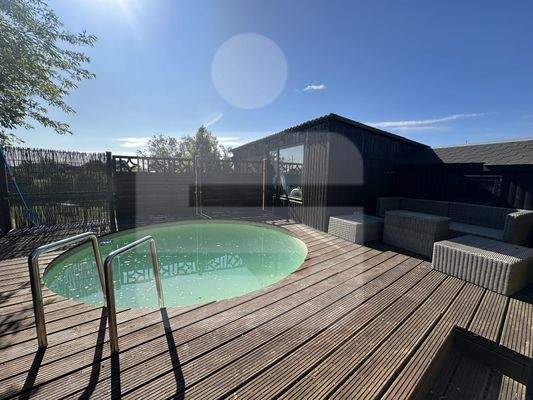 Außenpool mit Sitzlounge