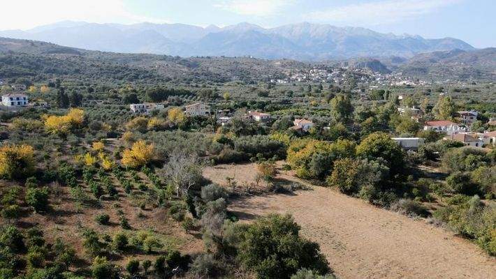Kreta, Armeni: Erstklassiges Baugrundstück mit Bergblick, Obstgarten und Strandnähe