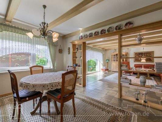 geräumiges Wohn- und Esszimmer