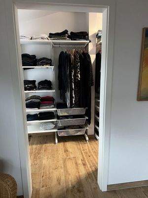 Blick zur Ankleide mit Fenster