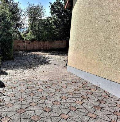 Zufahrt z.Bauplatz neben dem Garagehausn