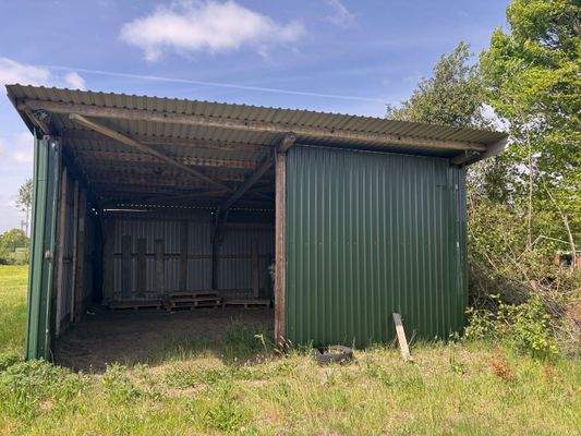 Schuppen am Ende des Grunds...