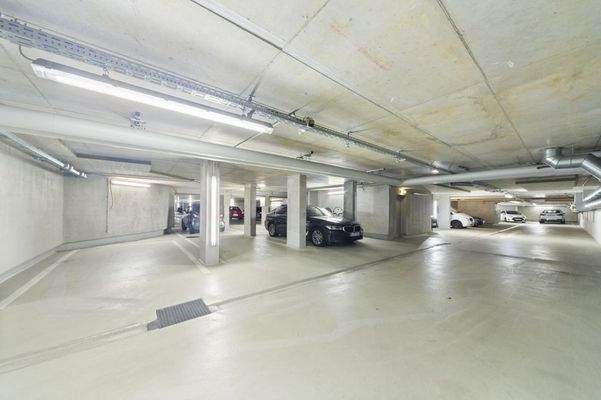 Die helle Tiefgarage mit großzügig dimensionierten Stellplätzen