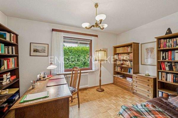 Geräumiges & helles Arbeitszimmer EG