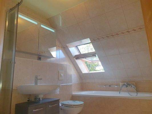 23_Bad im Obergeschoss mit Dusche und Badewanne