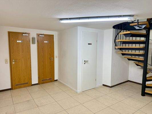 Blick zu den Toiletten UG