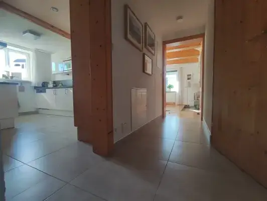 Blick vom Gang zu Küche, WZ, rechts Bad