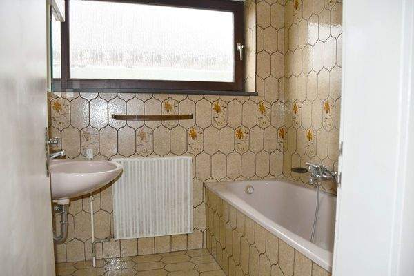 14 Wohnung Erdgeschoss - Tageslichtbad.JPG