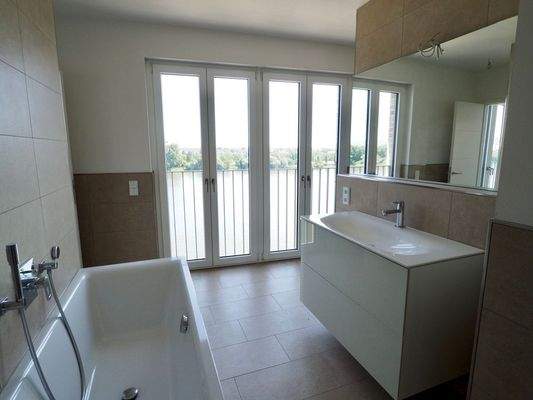 Badezimmer mit Rheinblick