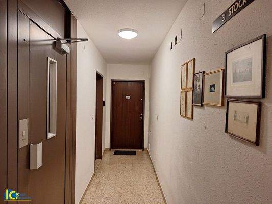 Stiegenhaus mit Lift