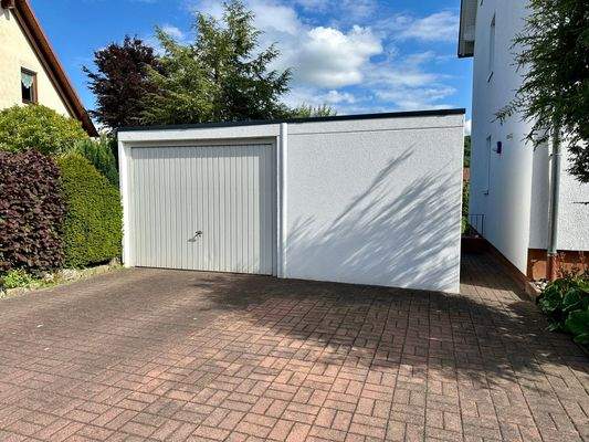 Garage mit Stellplatz