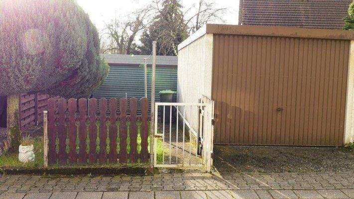 Garage mit kleinem Grundstück gegenüber