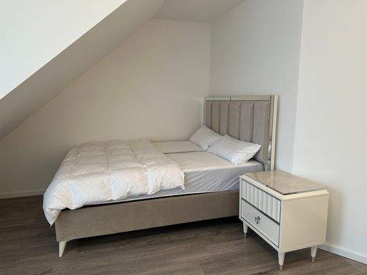 Queensize Bett und Nachttisch 