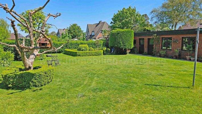 Garten mit Nebengebäude