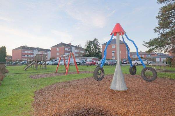 öffentl. Spielplatz vor dem Haus