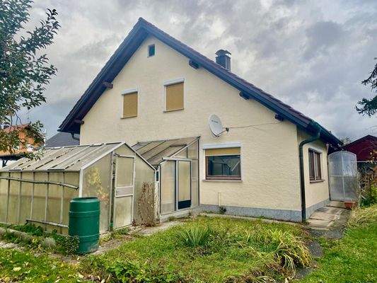 Blick vom Garten auf das Haus