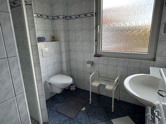 Bad mit ebenerdiger Dusche und WC im Erdgeschoss