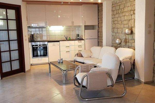 Das gesamte Interieur ist geschmackvoll möbliert