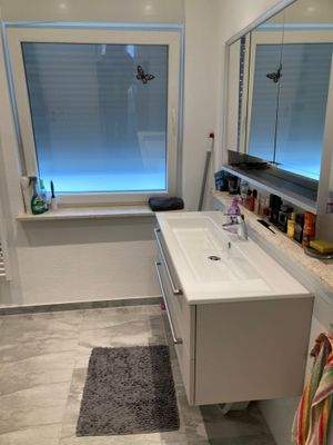 ein Blick zum Waschtisch im Bad ....