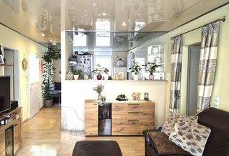 Wohnzimmer mit Blick zur Küche.jpg