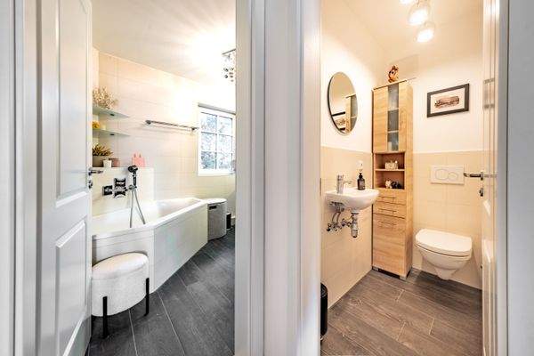 Weiträumiges Badezimmer mit getrennter Toilette