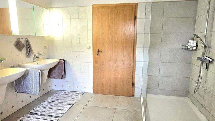 14_Bad OG_mit Fußbodenheizung.jpg