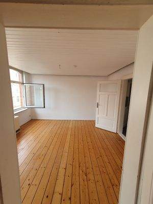 Wohnzimmer mit Holzboden