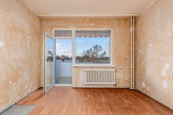 Wohnzimmer – Aktueller Zustand mit Blick zum Balkon