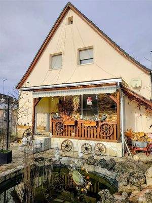 Vorderansicht mit Teich