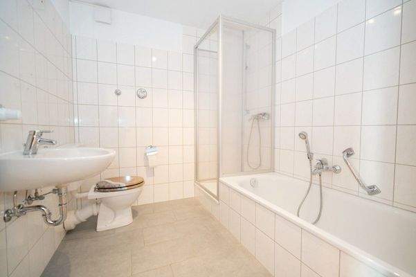 Bad mit Wanne und Dusche