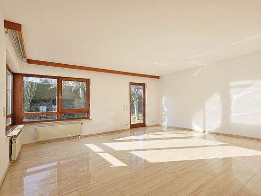 Lichtdurchfluteter Wohnbereich mit Blick in den Garten