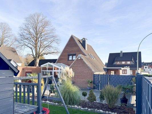 Rückansicht mit Einfahrt