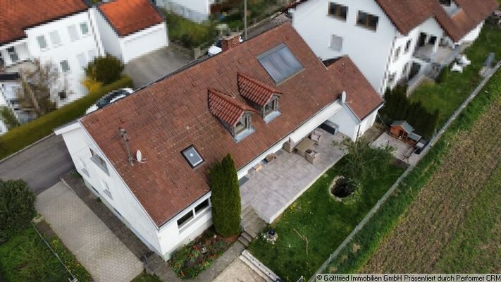 Dronenbild von Haus und Garten
