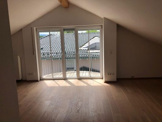 Wohn-/Esszimmer mit Südbalkon