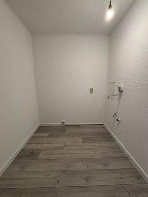 Leere Küche mit Holzboden