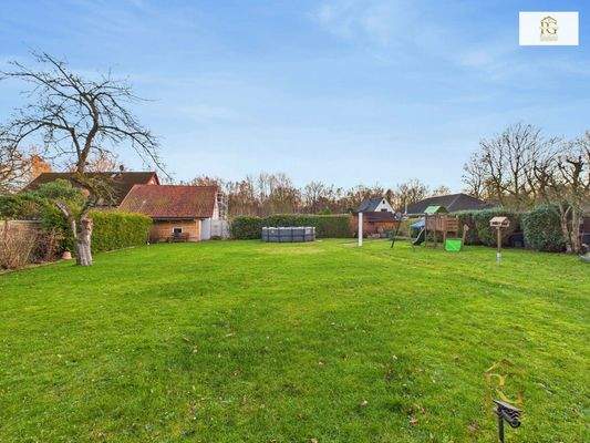 großer gepflegter Garten