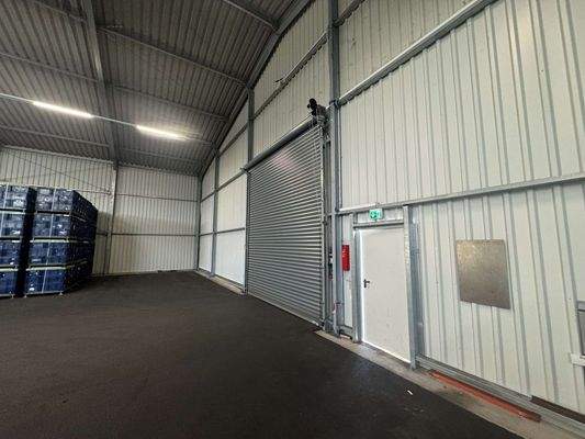 Halle Innenbereich Tor