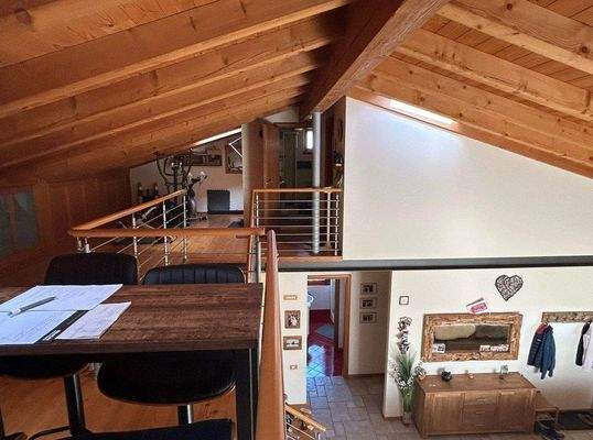 Galerie mit Blick auf das Duschbad