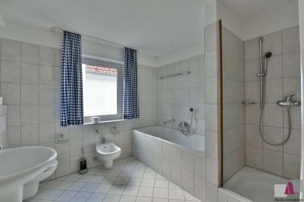Badezimmer mit Badewanne und Dusche