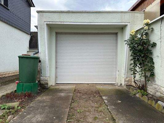 Garage und PKW-Stellplatz